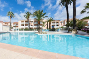 1 bedroom apartment in a residence with a swimming pool and a parking spot
